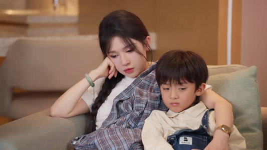 【报告总裁夫人和少爷都成了大佬】5集免费短剧在线一览