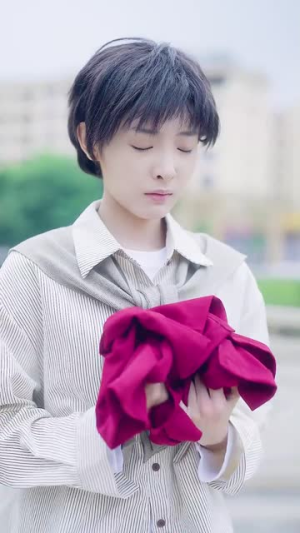 【女扮男装后总裁念念不忘】83集短剧免费全集看不停