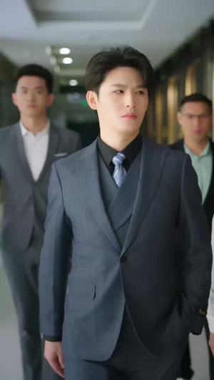 【谈个恋爱吧伍助理】45集全集短剧在线免费看