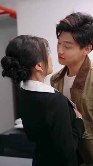 顶级维修工隔壁太太请我修水管 (52集)热门短剧大全