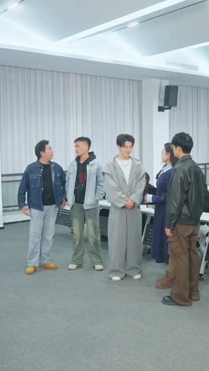 攻略女神，我选择上交自己（80集）男主角是谁